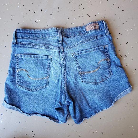 LEVI Jean Shorts in Women's - Picture 2 of 4